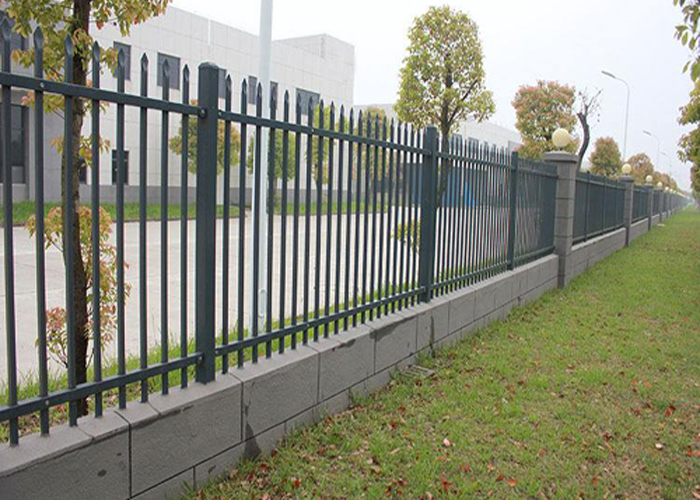 上犹工厂厂区锌钢围墙护栏工程案例